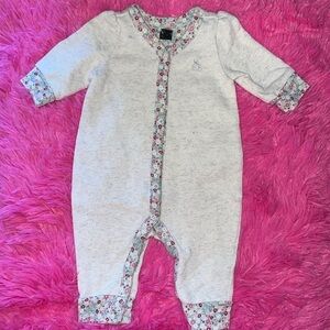 🛍 CUTE  LITTLE GIRLS SLEEPER SIZE 0-3 MONTHS 🛍